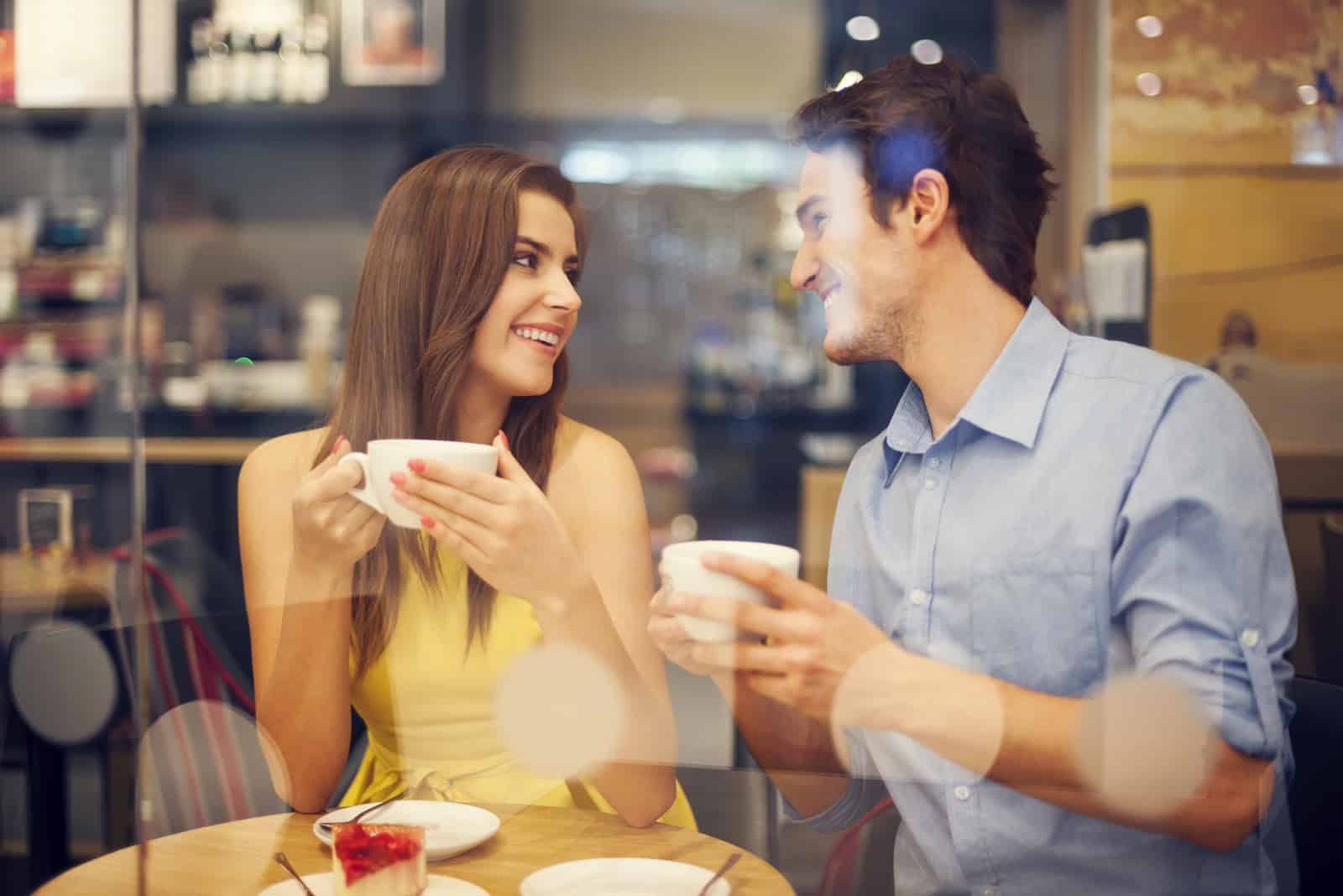 Mann und Frau im Café genießen