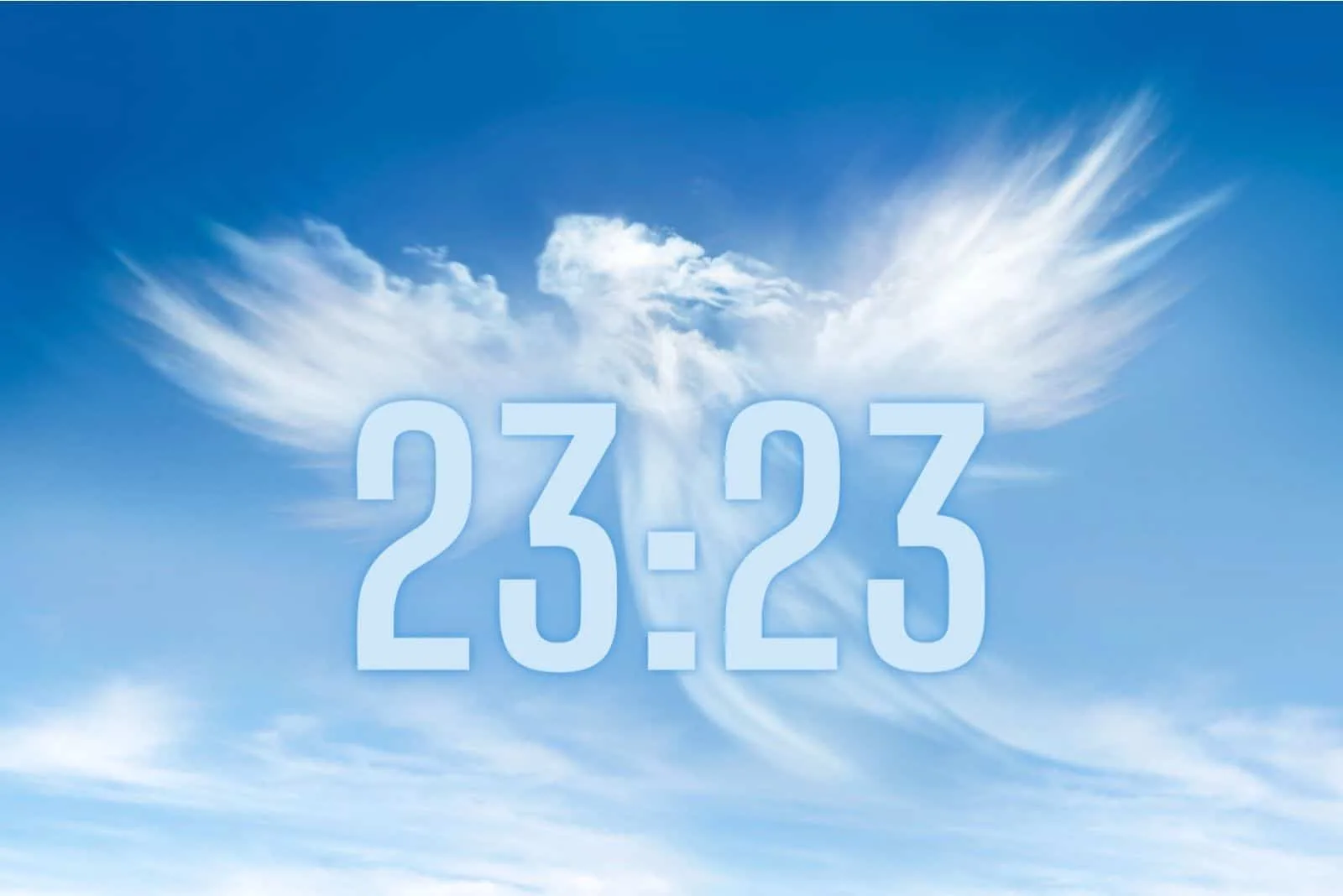 Zeit 23:23 in den Himmel geschrieben mit Engel aus Wolken