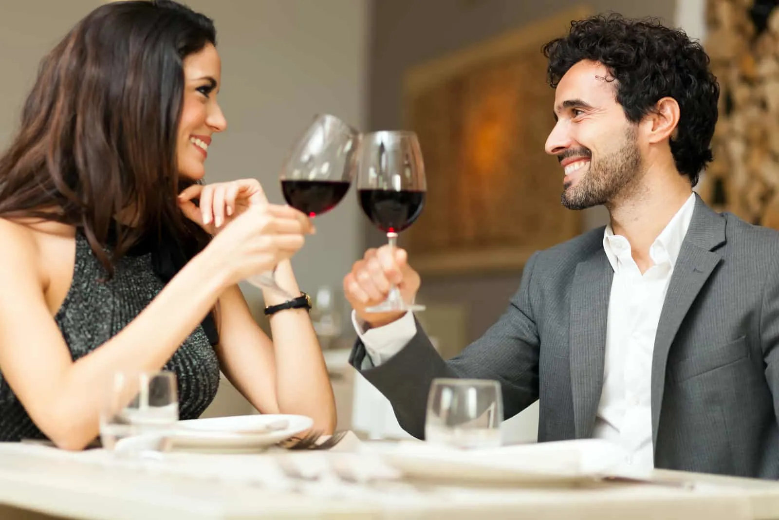 ein Mann und eine Frau stoßen mit Wein an