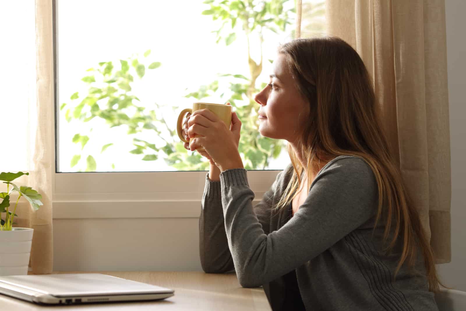 eine imaginäre Frau sitzt an einem Tisch und trinkt Kaffee