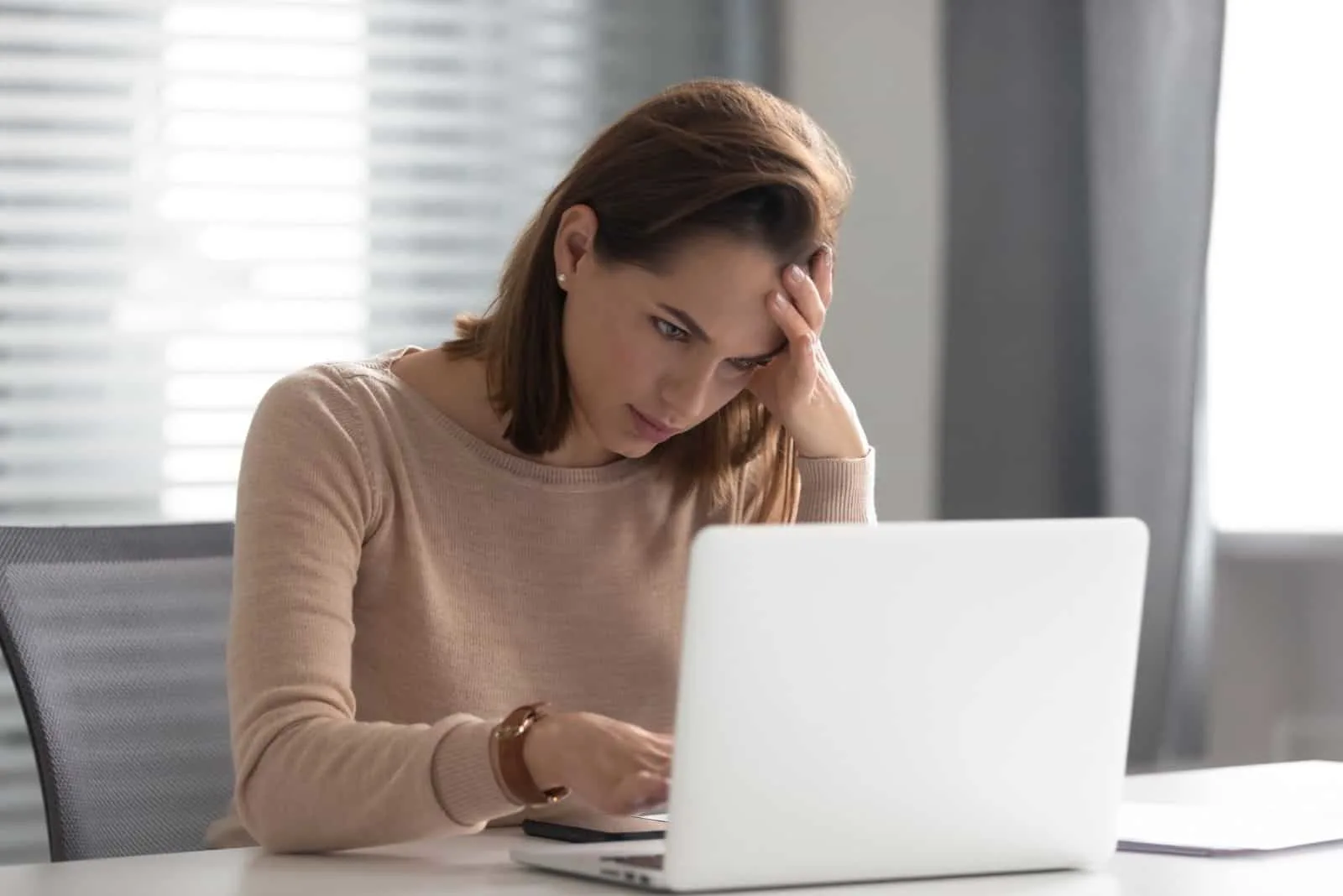 gestresste junge Geschäftsfrau mit Laptop-Top leiden Kopfschmerzen
