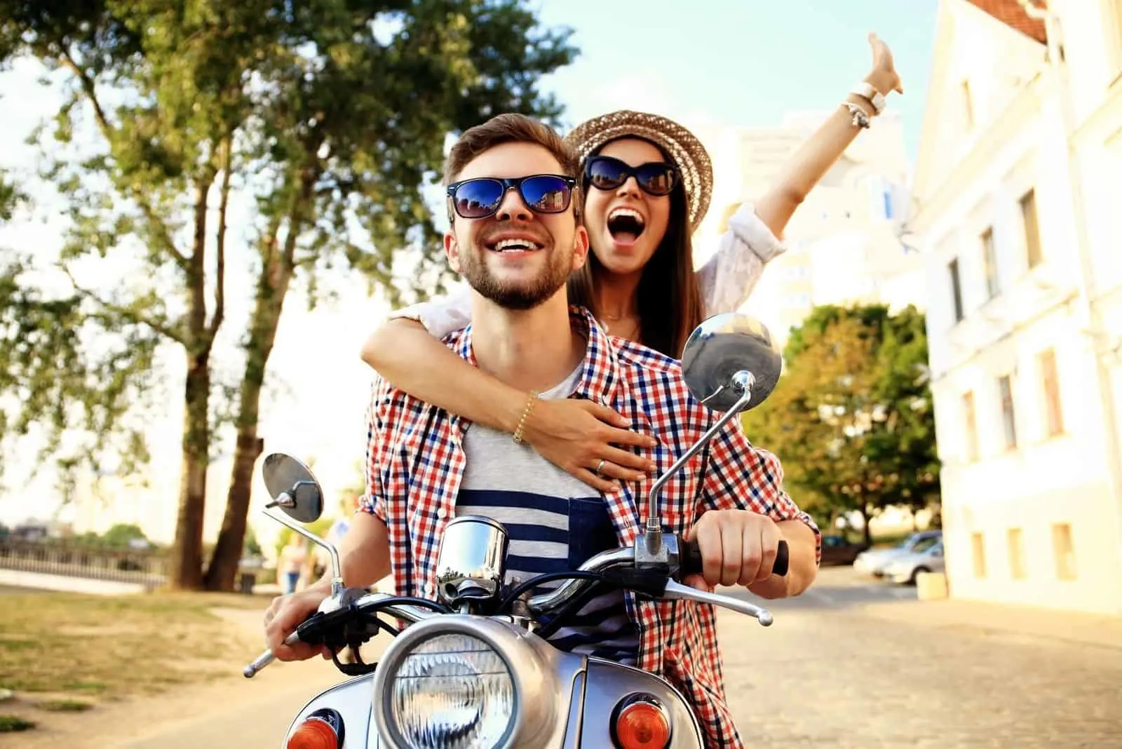 glückliches Paar Reiten ein Motorrad im Sommer