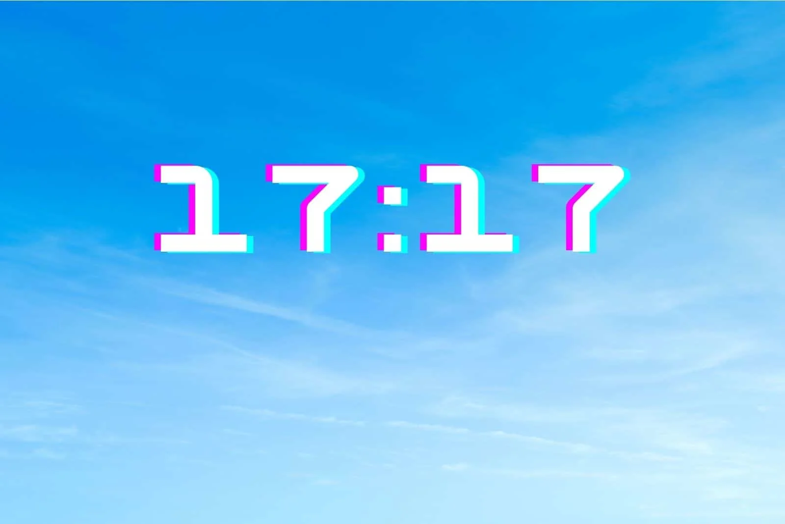 klarer blauer Himmel mit der Zeit 17:17