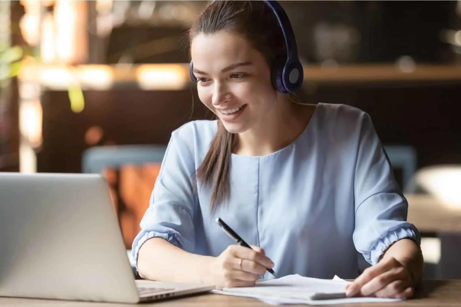 lächelnde Studentin Online lernen in einem Café