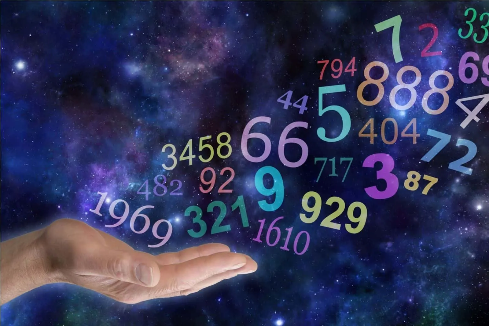männliche Handfläche nach oben mit einer Gruppe zufälliger mehrfarbiger transparenter Zahlen, die auf einem breiten Weltraumhintergrund mit Kopierraum nach oben und weg schweben