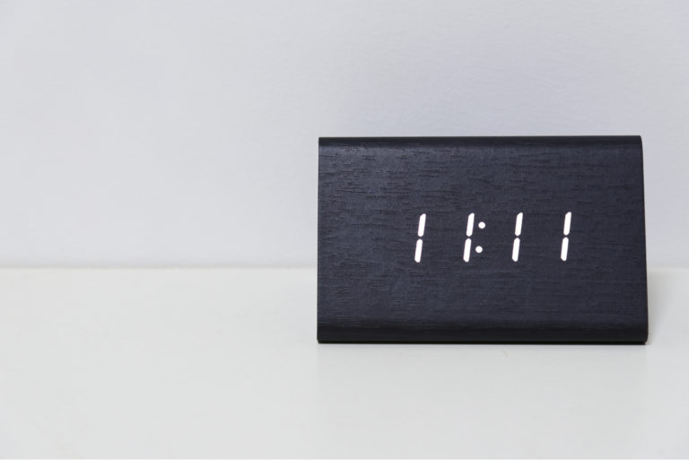 11:11 Uhr auf einer digitalen schwarzen Uhr