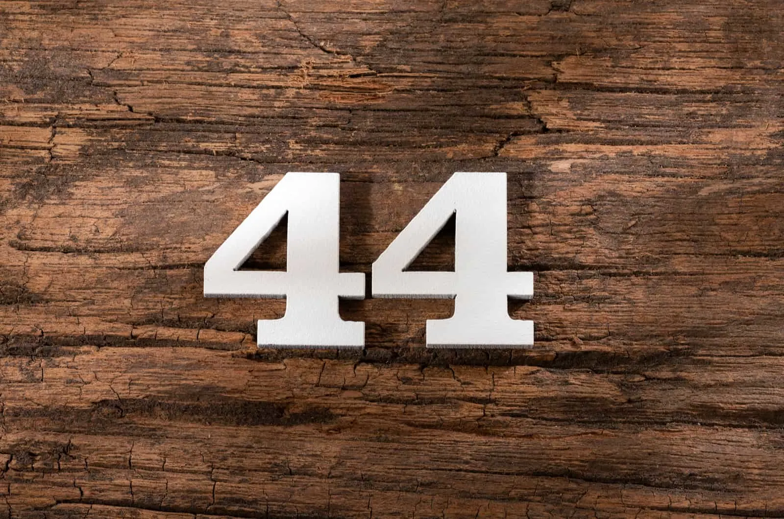 44 auf Holzuntergrund