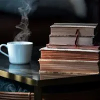 Teetasse und gestapelte Bücher