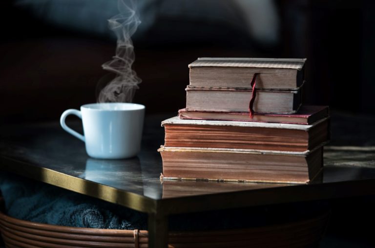 Teetasse und gestapelte Bücher