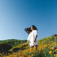 frau in einer blumenwiese