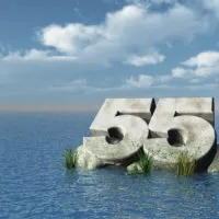 Nummer 55 auf See geschnitzt