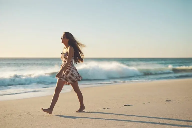 Ein schönes Mädchen geht am Strand spazieren