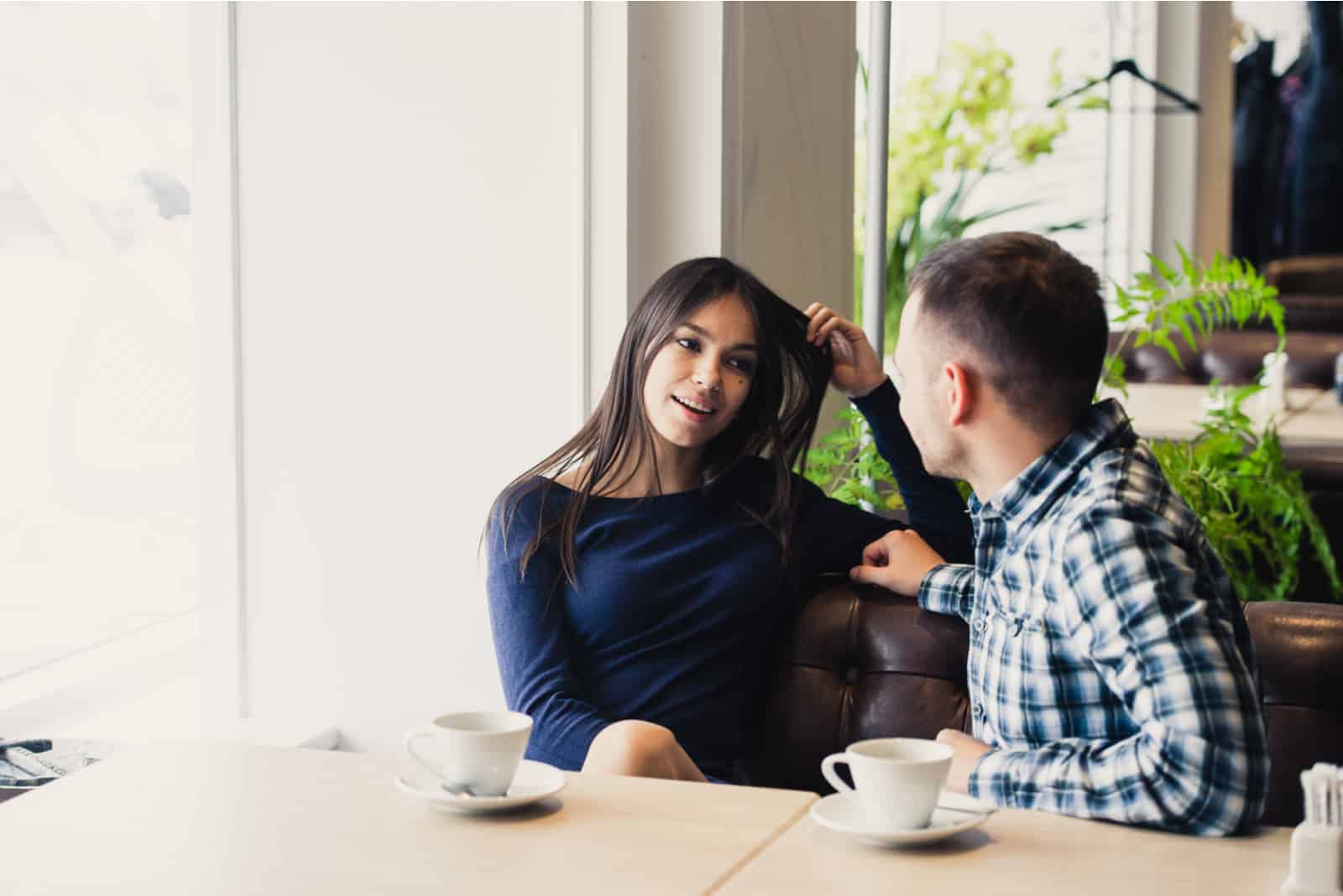 Glückliches Paar, das im Café spricht