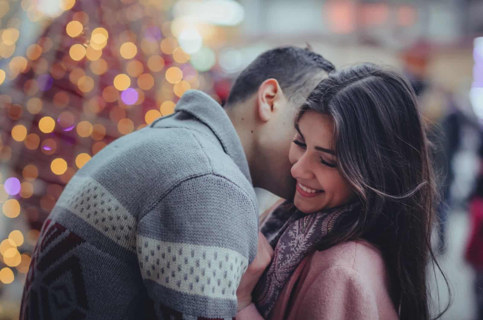 Mann küsst eine Frau auf die Wange