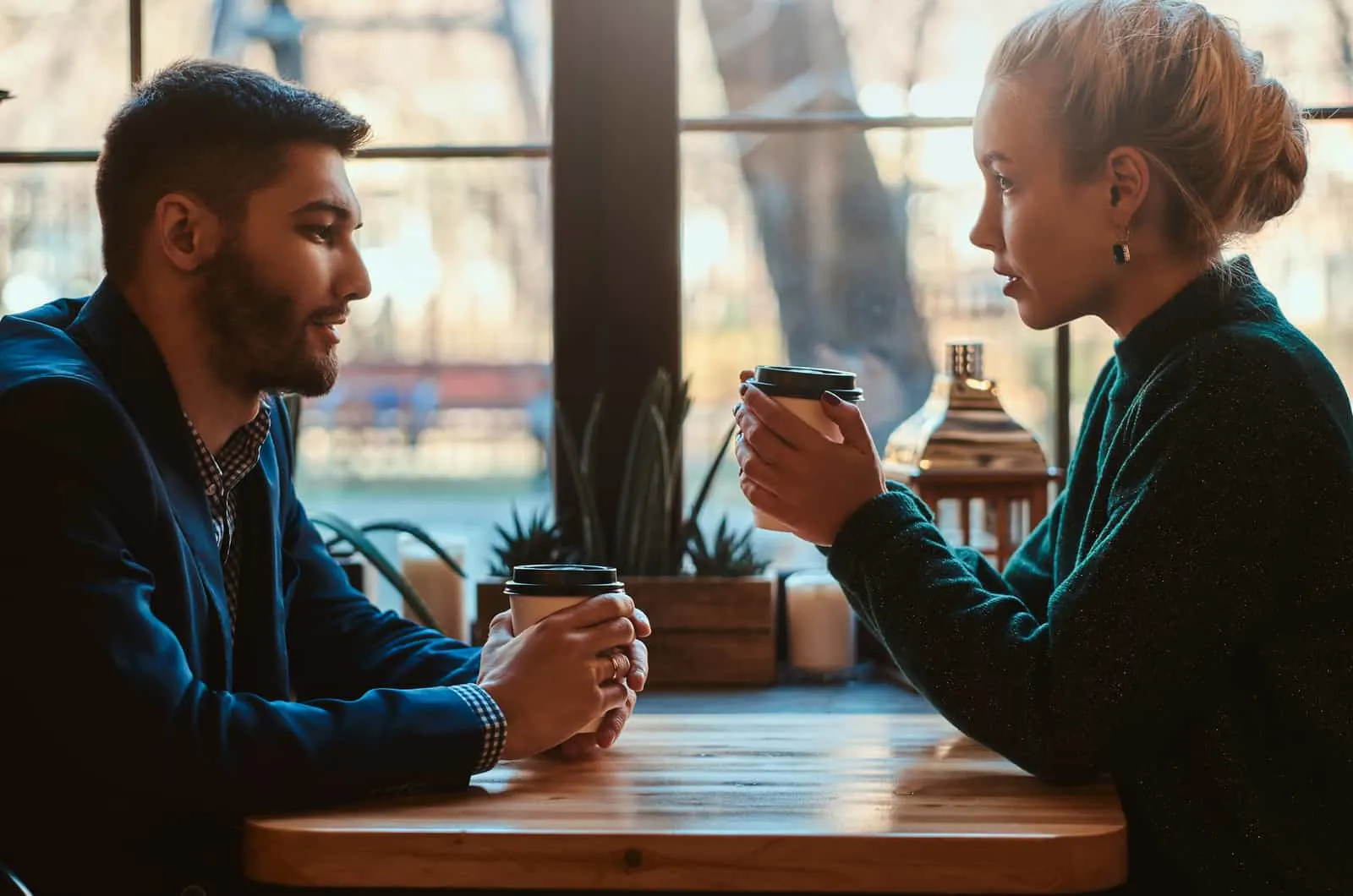 Mann und Frau beim Kaffee-Date