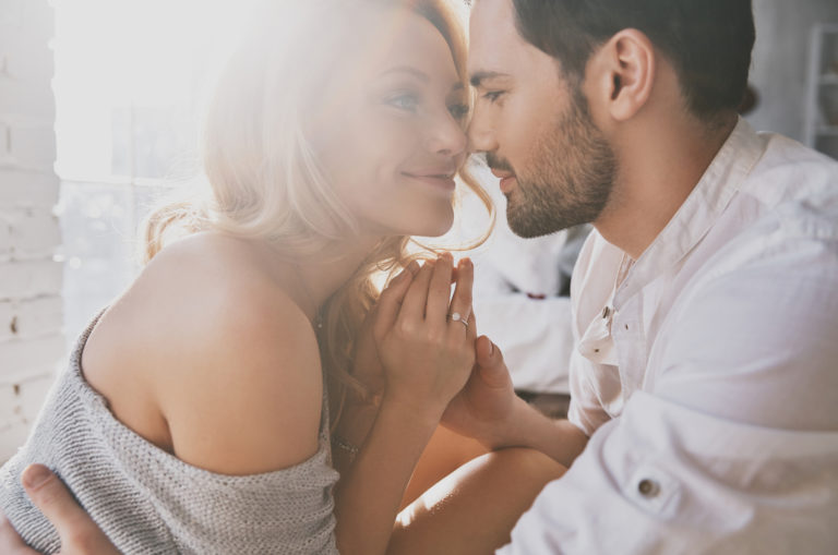 abgeschnittenes Bild eines jungen Paares