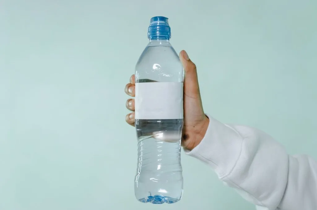 eine flasche mineralwasser