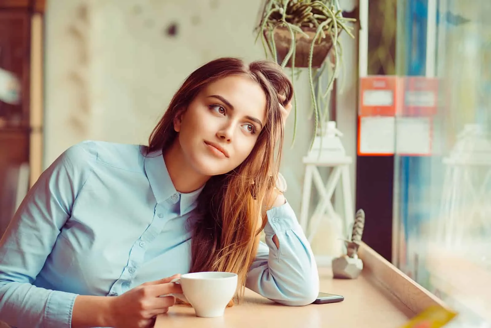 eine imaginäre Frau sitzt an einem Tisch und trinkt Kaffee