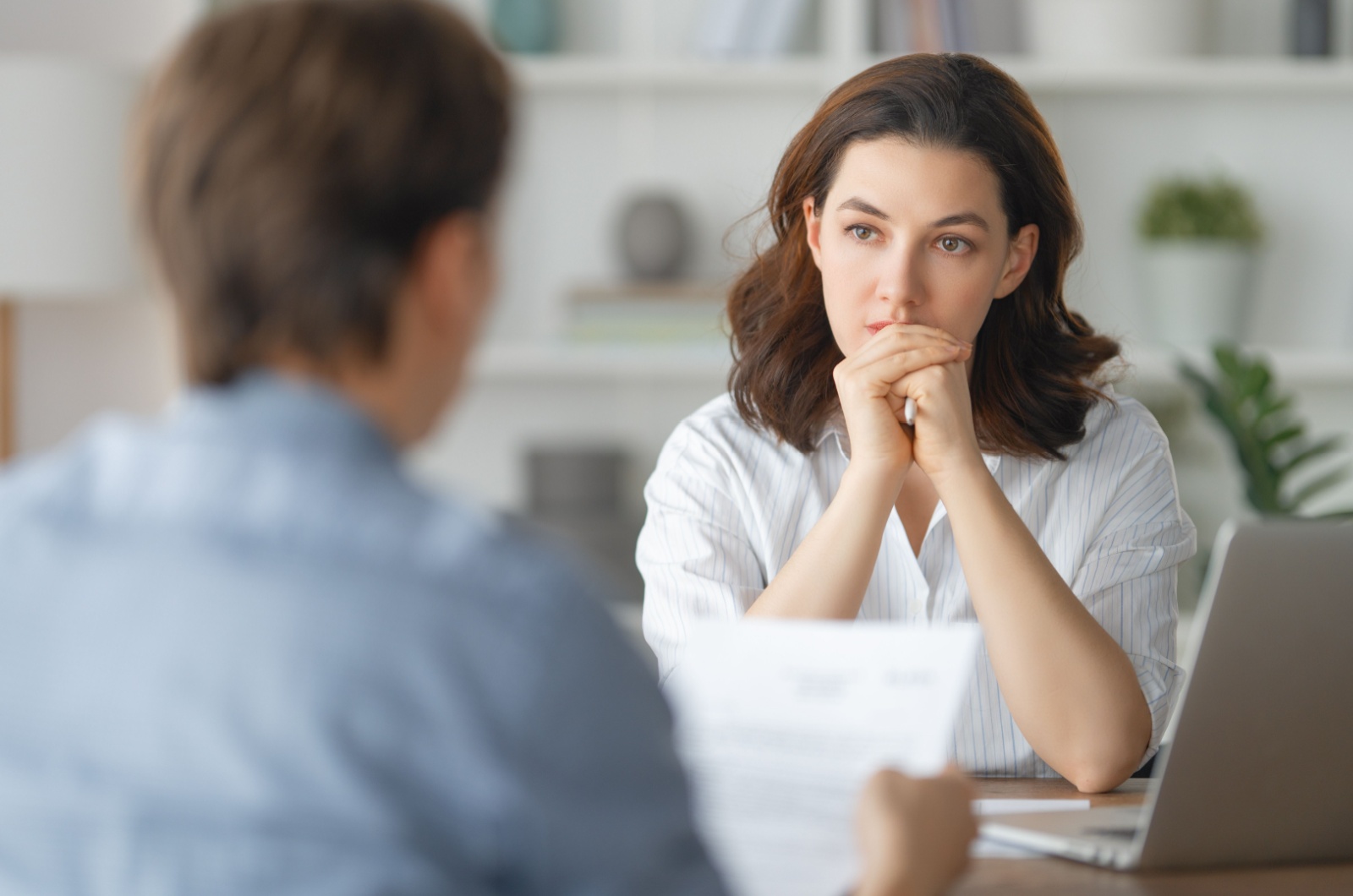 frau hoert narzissten zu