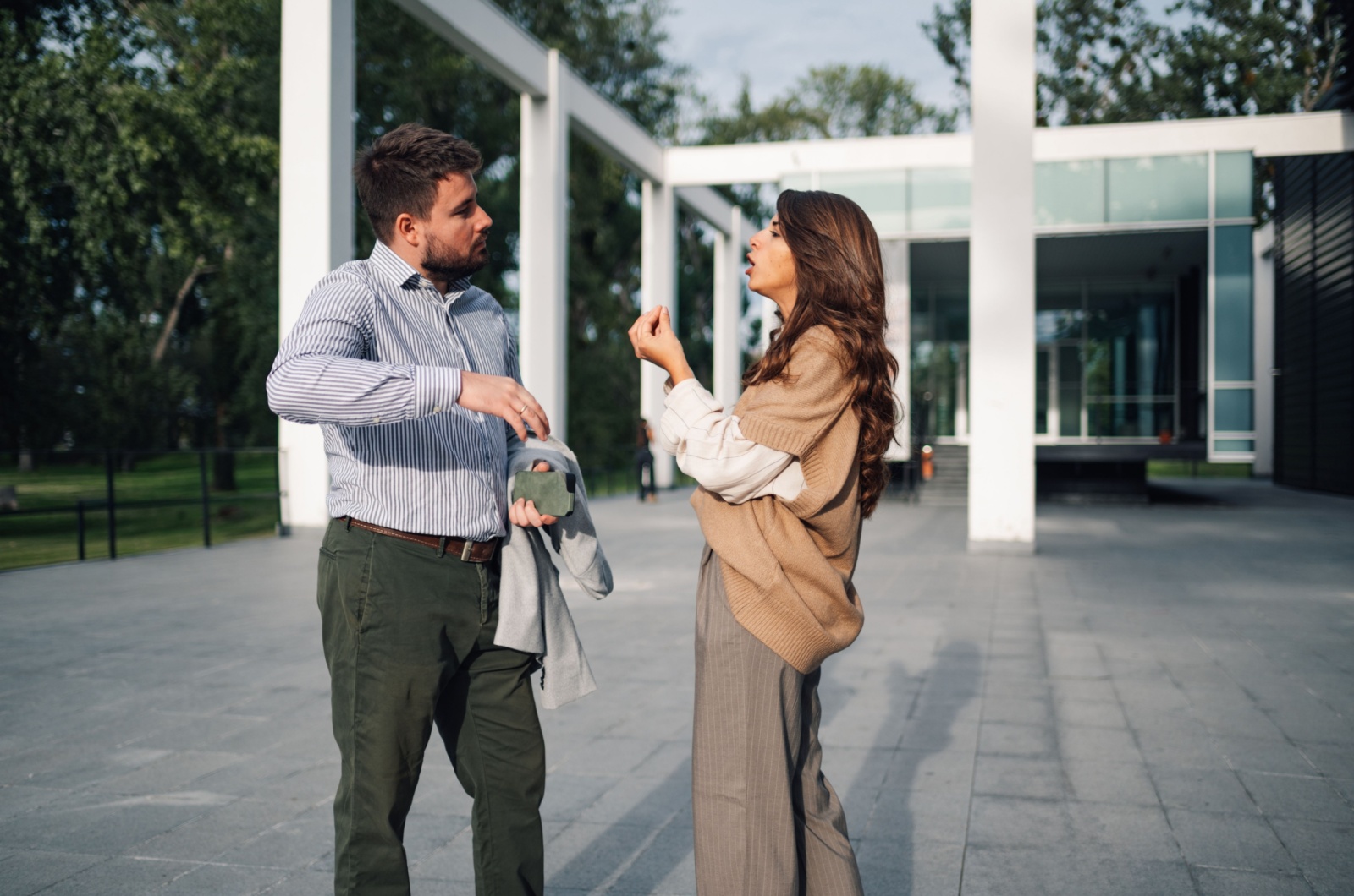 frau versucht einem narzissten zu erklaeren