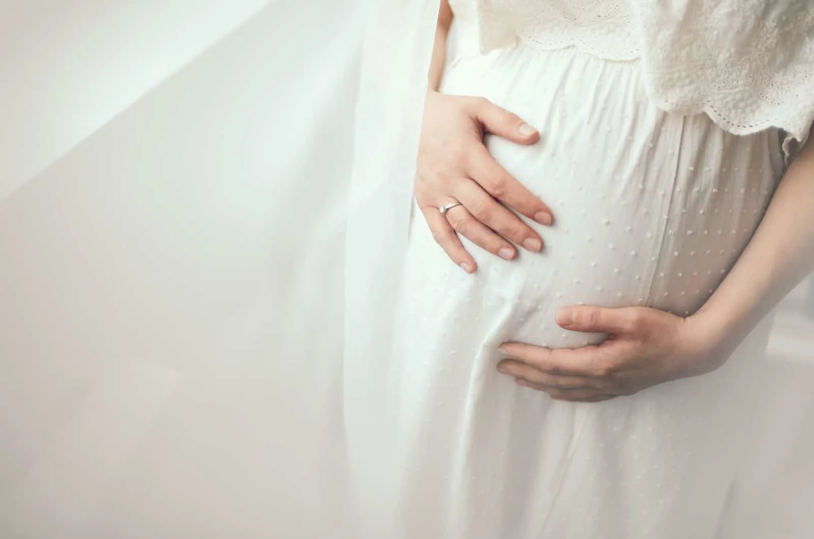 schwangere frau die ihren bauch halt