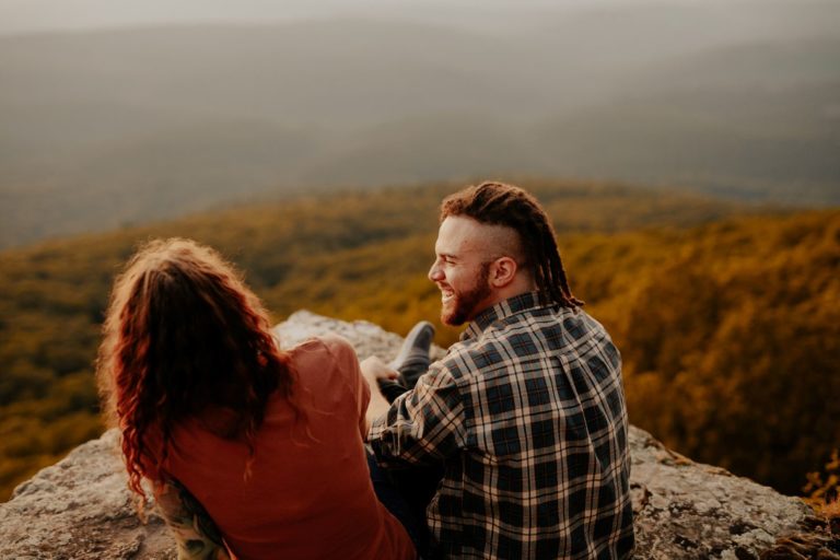 Mann und Frau genießen die Aussicht in die Natur