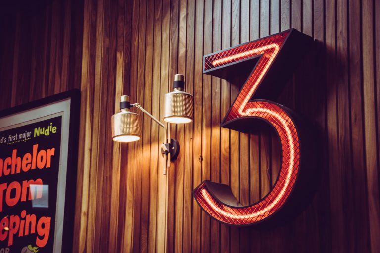 Nummer 3 Schild im Diner