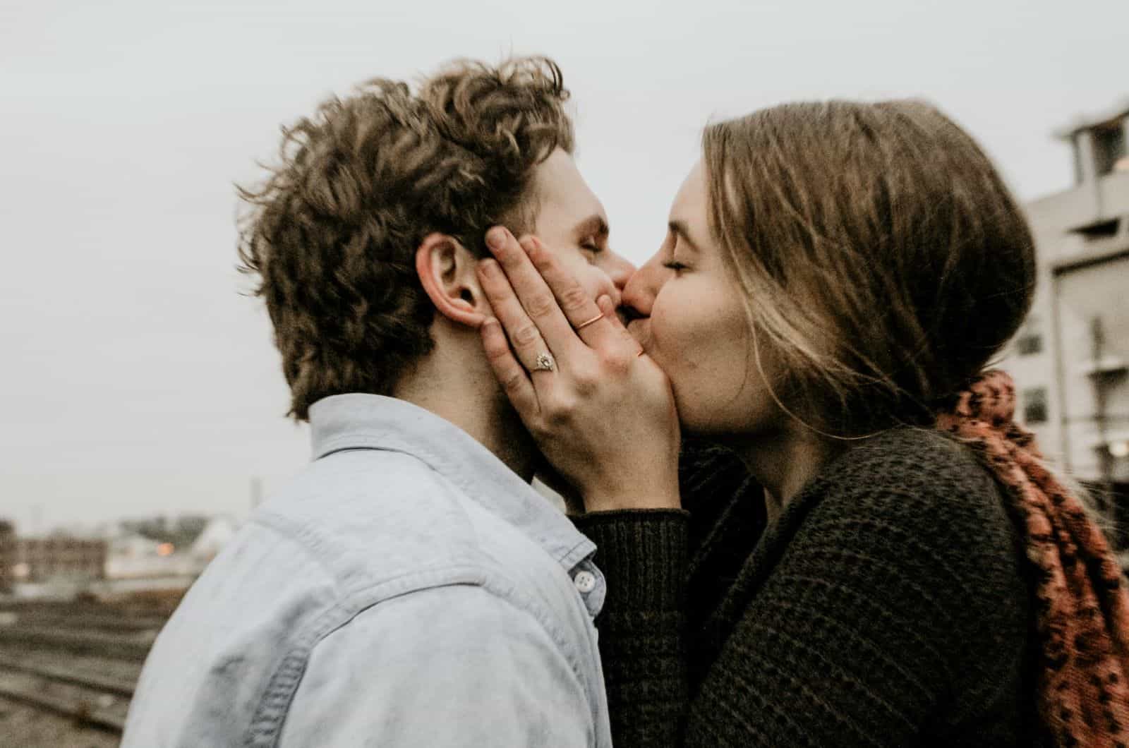 Mann und Frau küssen