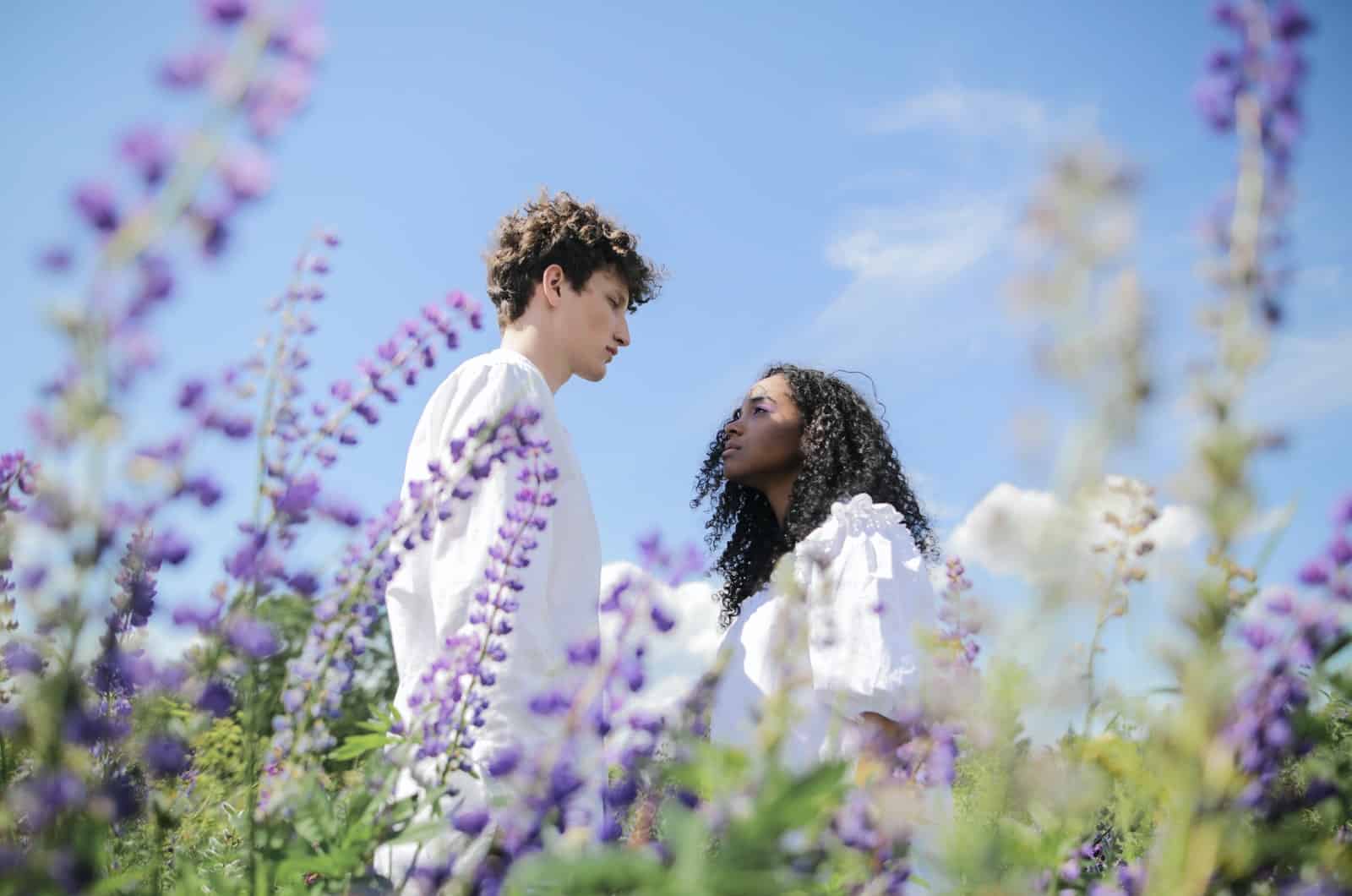 Paar in einem Lavendelfeld
