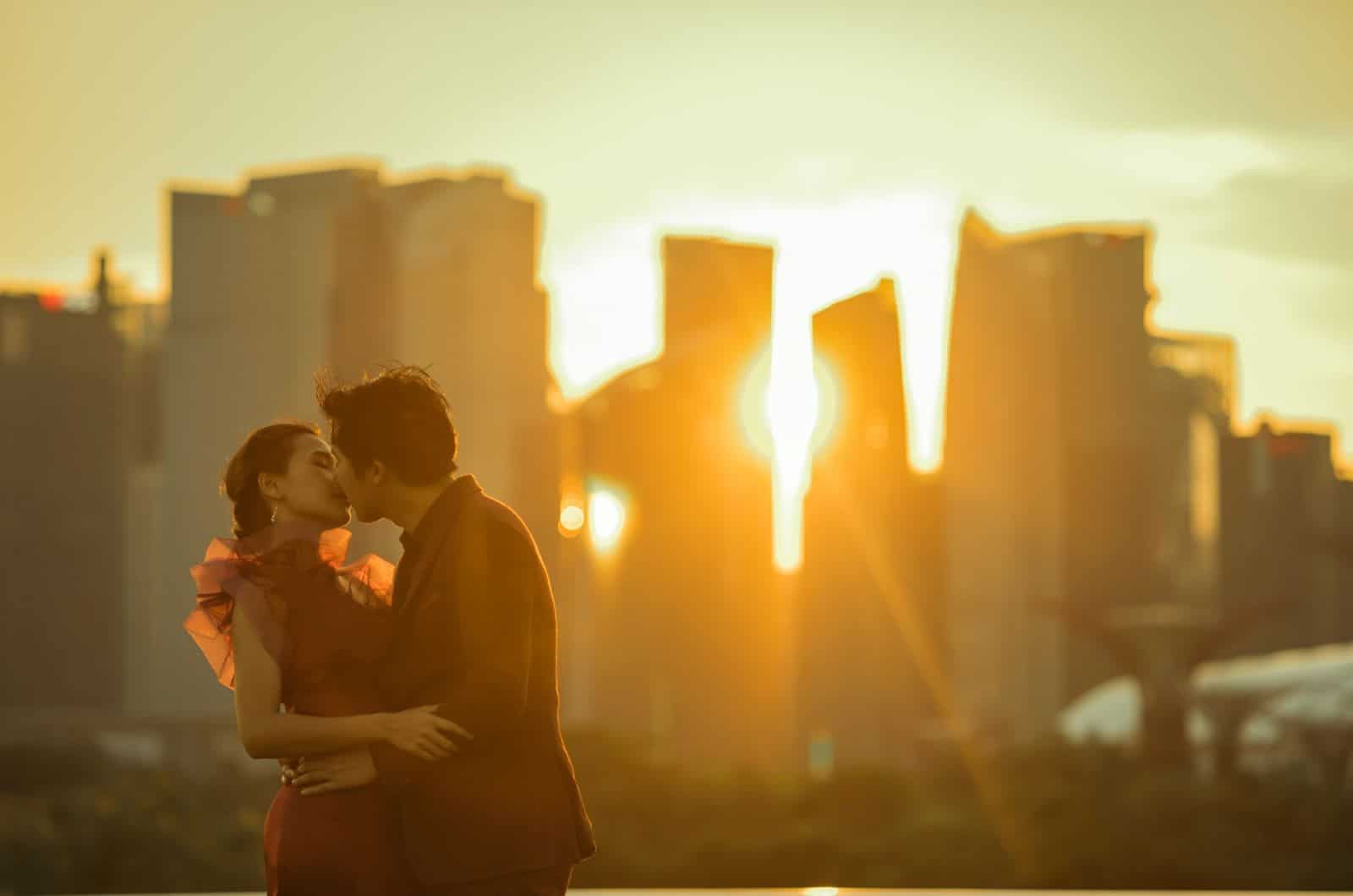 Paar küssen mit Gebäuden im Hintergrund