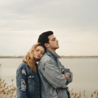 junges Paar posiert am See