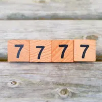 7777 Zahl auf Blöcken