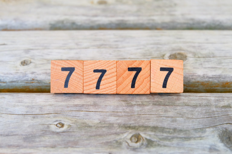 7777 Zahl auf Blöcken