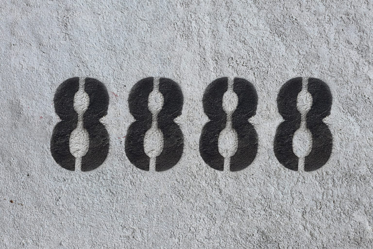 Nummer 8888 schwarz auf grauem Hintergrund