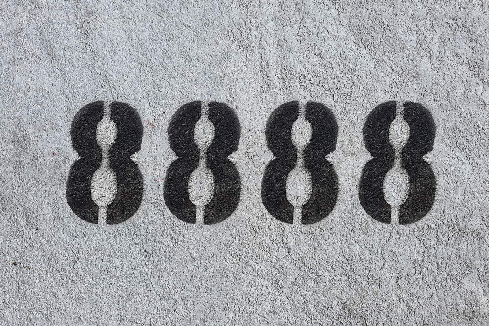 Nummer 8888 schwarz auf grauem Hintergrund