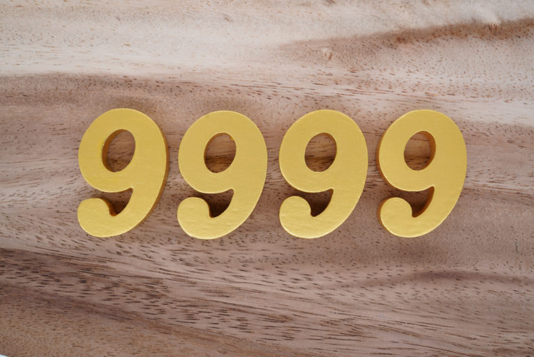 goldene Zahl 9999 auf Holzoberfläche