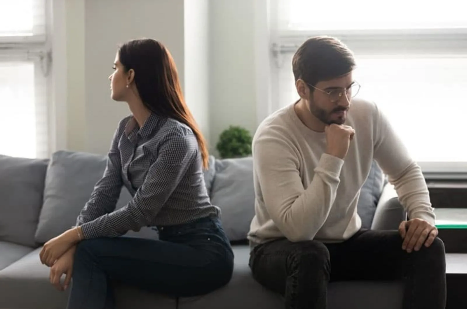 trauriges Paar sitzt auf der Couch