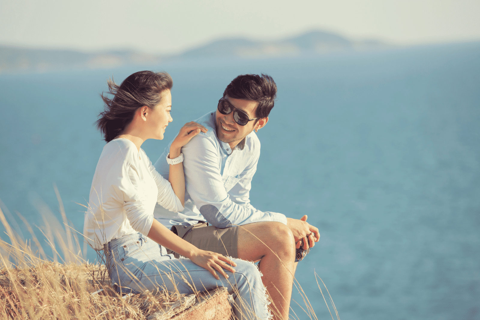 Ein Mann und eine Frau sitzen auf einem Felsen und unterhalten sich (2)