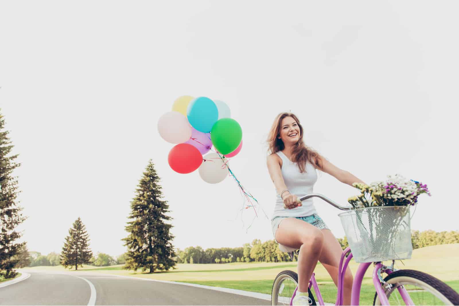 Eine lächelnde Frau fährt Fahrrad