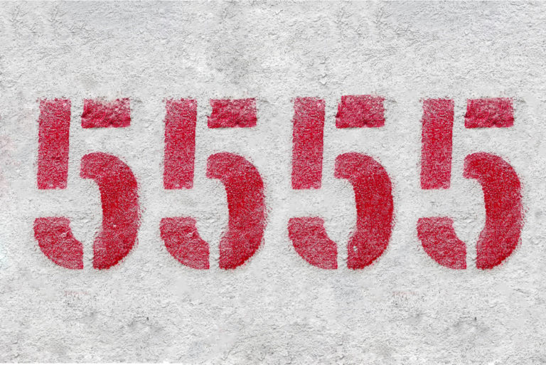 Nummer 5555 rot auf grauem Grund