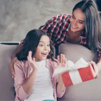 die mutter überrascht ihre tochter mit einem geburtstagsgeschenk