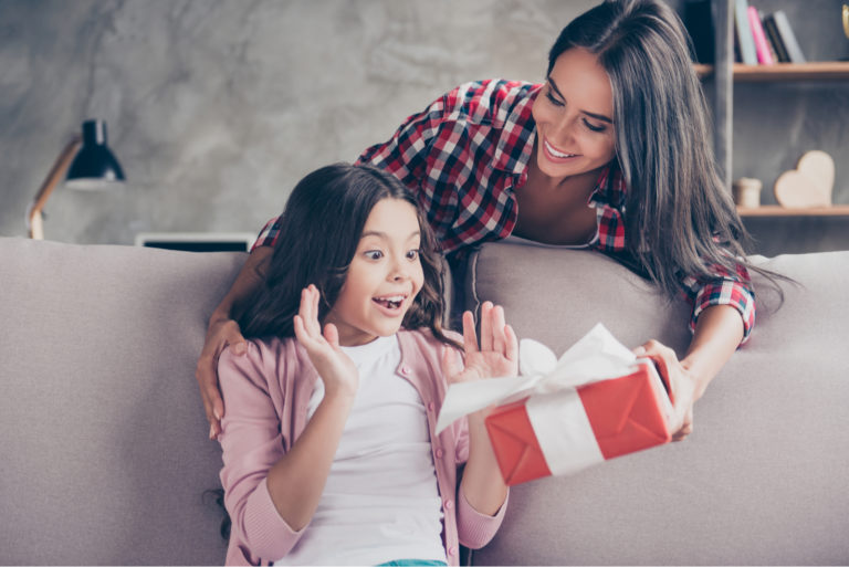 die mutter überrascht ihre tochter mit einem geburtstagsgeschenk