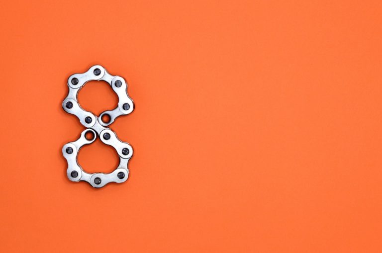 Nummer acht mit orangem Hintergrund