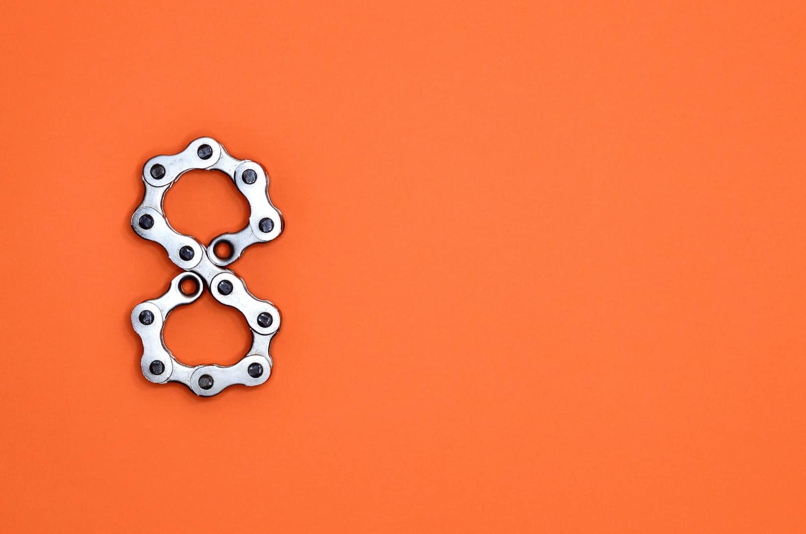 Nummer acht mit orangem Hintergrund