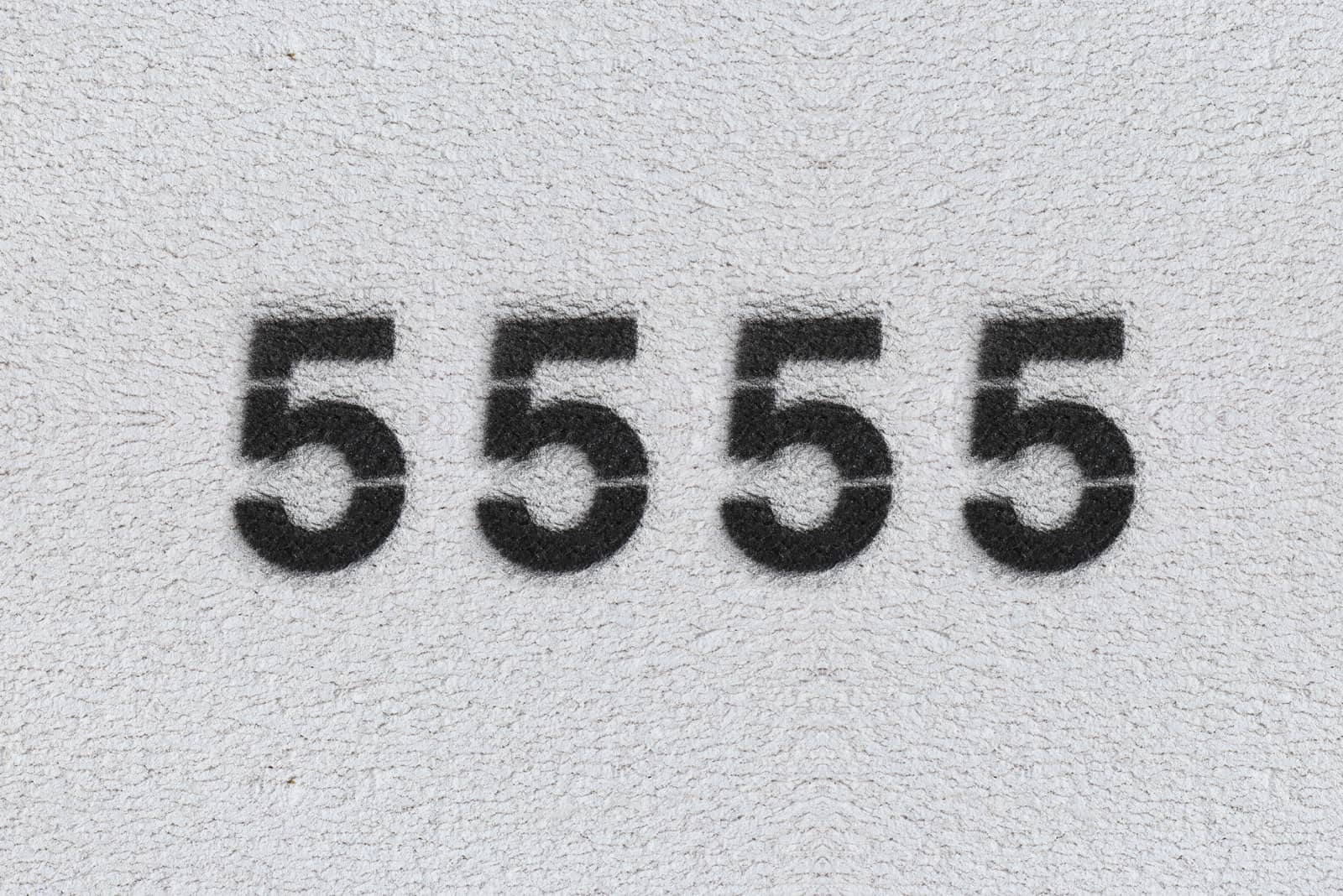 schwarze Zahlen 5555 auf grauem Hintergrund