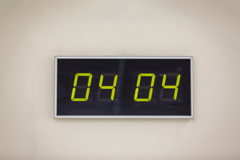 Digitaluhr 04:04