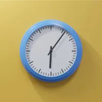 Uhr an der gelben Wand