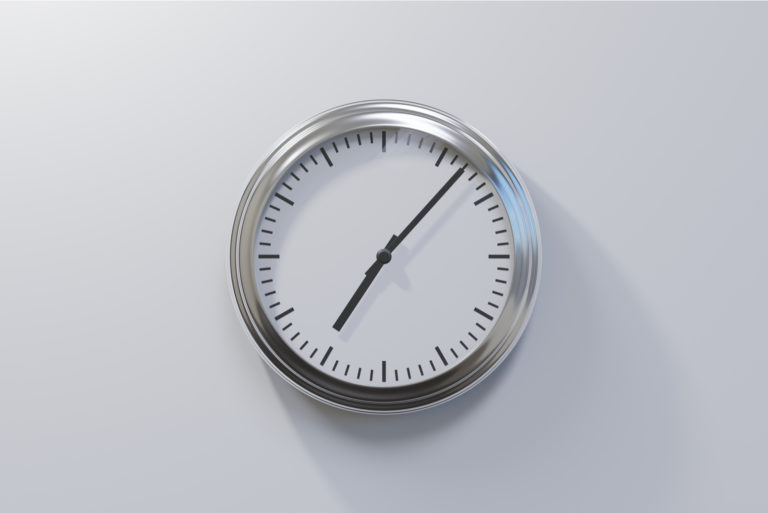 An der Wand steht eine graue Uhr
