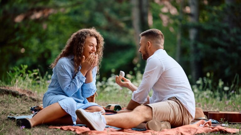 frau freut sich ueber heiratsantrag