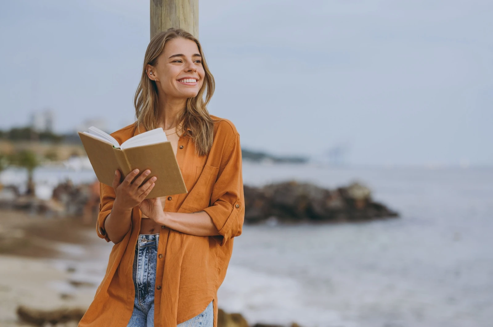 Frau haelt ein Buch